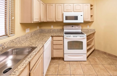 North Scottsdale Hotel | Southwestern Charm Hideout! Full Kitchen, Outdoor Swimming Pool, Free Parking!