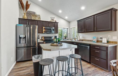 Nampa House | Southwestern Style 4 Bedroom Nampa Home Sleeps 16!