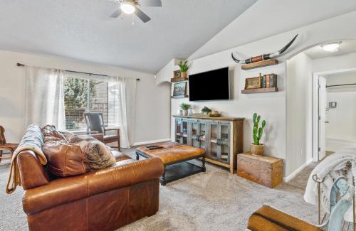 Nampa House | Southwestern Style 4 Bedroom Nampa Home Sleeps 16!
