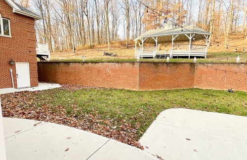 Chillicothe House | Sovereign Summerhill- With a pool & Hot Tub