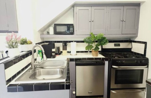Alhambra Apartment | SP18 Prime location LUXE 2Bedroom/1Bath Apartment kingsize bed!