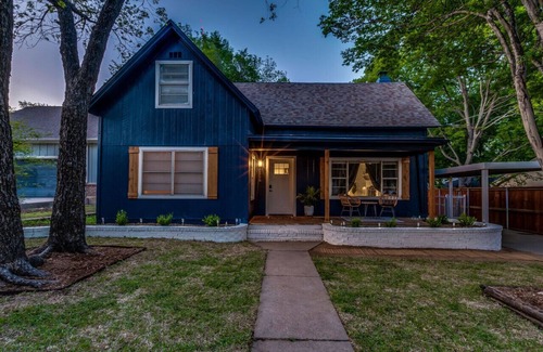 Weatherford House | Spa in Dreamy + Starry yard!
