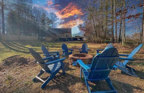 Fletcher House | Spa Lodge Sleeps 9 Sauna Hot Tub Mtn Views