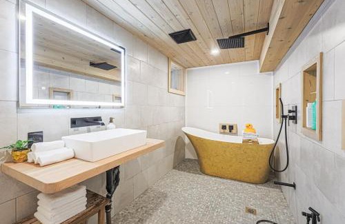 Parkdale Apartment | Spa Oasis in Toronto's Heart-Free Parking! and Pet Friendly