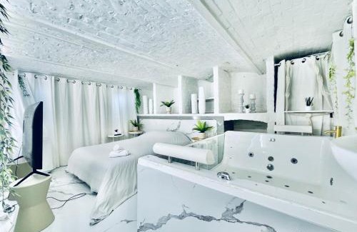 Tourcoing Hotel | Spa privatif Balnéothérapie MYKONOS , 4 personnes Max, avec TV XXL - Espace intime