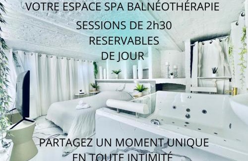Tourcoing Hotel | Spa privatif Balnéothérapie MYKONOS , 4 personnes Max, avec TV XXL - Espace intime