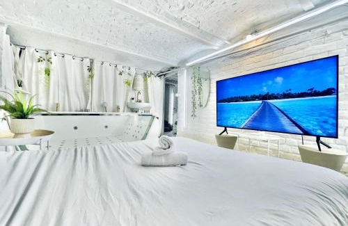 Tourcoing Hotel | Spa privatif Balnéothérapie MYKONOS , 4 personnes Max, avec TV XXL - Espace intime