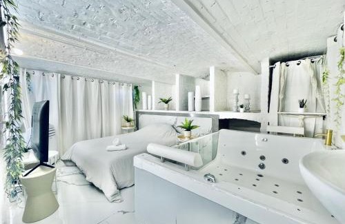 Tourcoing Hotel | Spa privatif Balnéothérapie MYKONOS , 4 personnes Max, avec TV XXL - Espace intime
