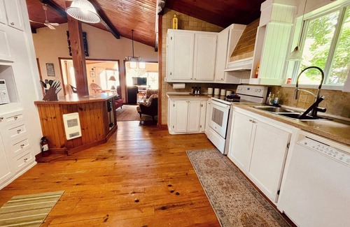 Amherst Ski Chalet | Spa & Waterfront - Chalet le Colibri
