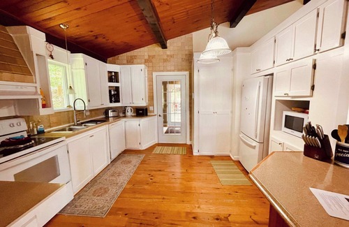 Amherst Ski Chalet | Spa & Waterfront - Chalet le Colibri