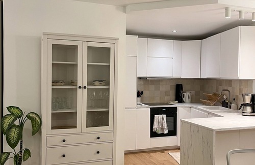 Quartier de la Folie-Mericourt Apartment | Spacieux Appartement, 2 Chambres Avec Balcon, 9ème Étage. Paris 11ème