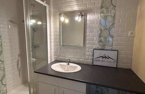 Besse-et-Saint-Anastaise Apartment | Spacieux Appartement au Pied des Pistes - FR-1-814-21