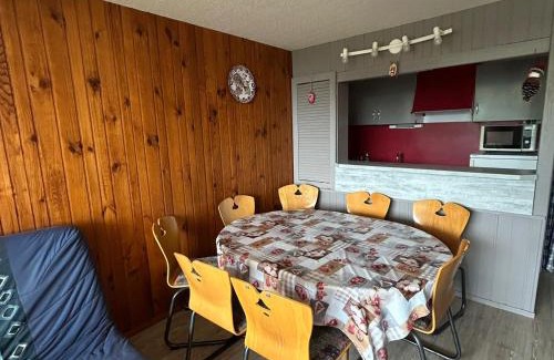 Besse-et-Saint-Anastaise Apartment | Spacieux Appartement au Pied des Pistes - FR-1-814-21