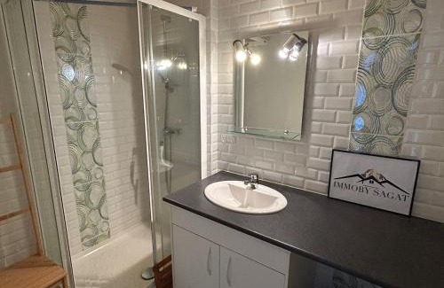 Besse-et-Saint-Anastaise Apartment | Spacieux Appartement au Pied des Pistes - FR-1-814-21