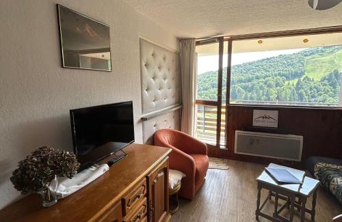 Besse-et-Saint-Anastaise Apartment | Spacieux Appartement au Pied des Pistes - FR-1-814-21