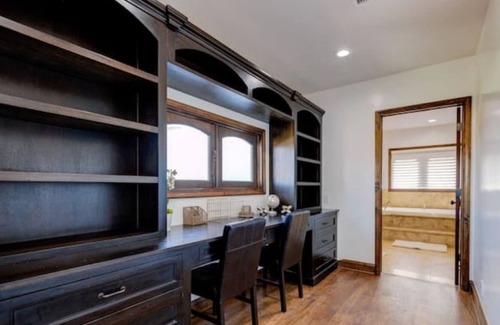 View Park-Windsor Hills House | Spacious Spanish-Style 4/3
