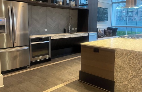 The Loop Apartment | Spacious 1 bd sleeps 4 quiet and near Michigan Ave