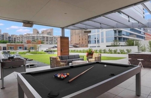 The Loop Apartment | Spacious 1 bd sleeps 4 quiet and near Michigan Ave
