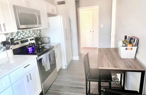 Ridge Wood Heights Apartment | Spacious 1-bedroom apartment in Sarasota minutes from Siesta Key and downtown .