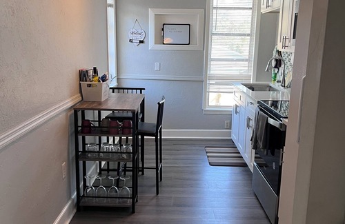 Ridge Wood Heights Apartment | Spacious 1-bedroom apartment in Sarasota minutes from Siesta Key and downtown .