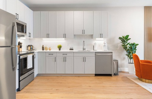 Northern Liberties Apartment | Spacious 1 BR Apartment with a Glass View