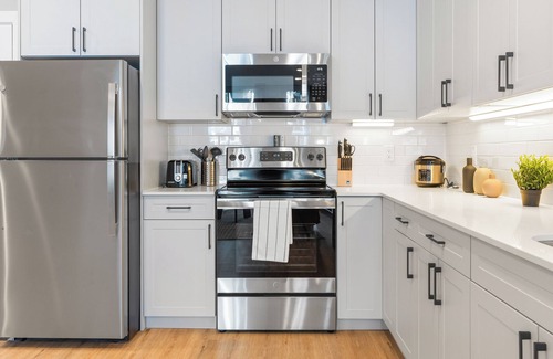 Northern Liberties Apartment | Spacious 1 BR Apartment with a Glass View