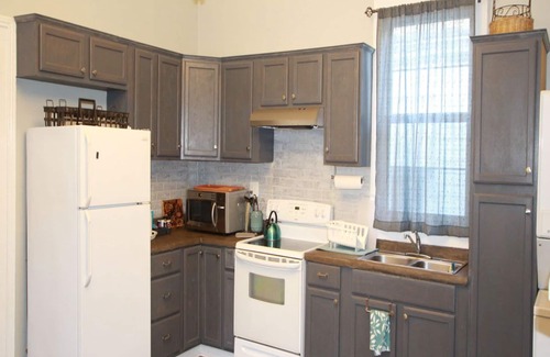 West End House | Spacious 1 BR Home Centrally Located near Downtown, Hospitals + King Bed