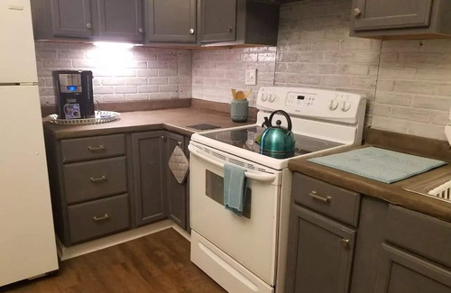 West End House | Spacious 1 BR Home Centrally Located near Downtown, Hospitals + King Bed