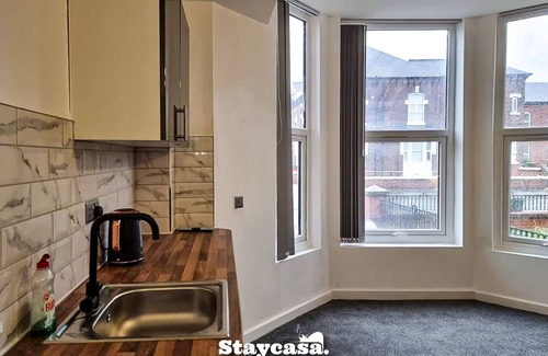 Manchester House | Spacious 10-Bed Home with Large Driveway