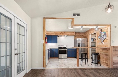 Oakhurst House | Spacious 10 Bedroom Ranch Home - 5 min from the Lake!