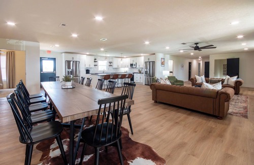 Elizabethtown House | Spacious 11-bedroom home sleeps 22 in Elizabethtown