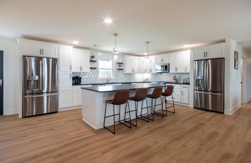 Elizabethtown House | Spacious 11-bedroom home sleeps 22 in Elizabethtown