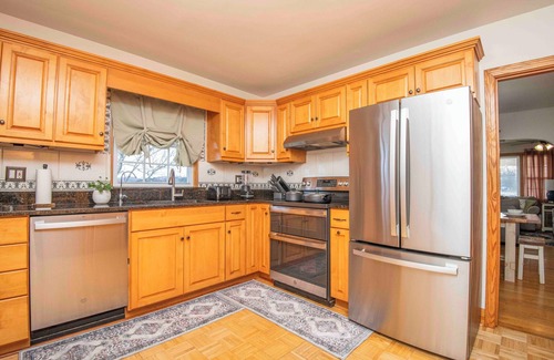 Mount Vernon House | Spacious 1952 4-bedroom farmhouse in charming Maryville with Gameroom