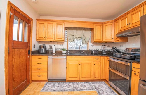 Mount Vernon House | Spacious 1952 4-bedroom farmhouse in charming Maryville with Gameroom