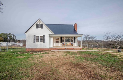 Mount Vernon House | Spacious 1952 4-bedroom farmhouse in charming Maryville with Gameroom