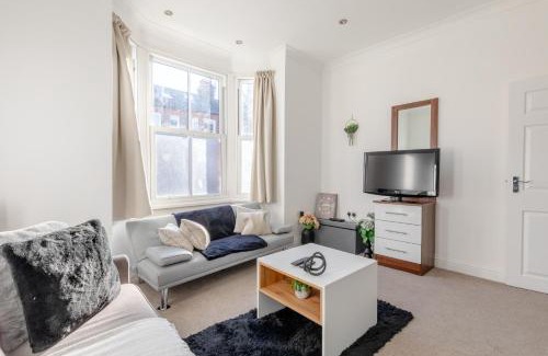 Battersea Apartment | Spacious 1BD Flat 10 mins from Battersea Park!