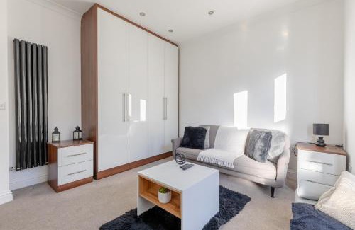 Battersea Apartment | Spacious 1BD Flat 10 mins from Battersea Park!