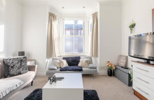 Battersea Apartment | Spacious 1BD Flat 10 mins from Battersea Park!