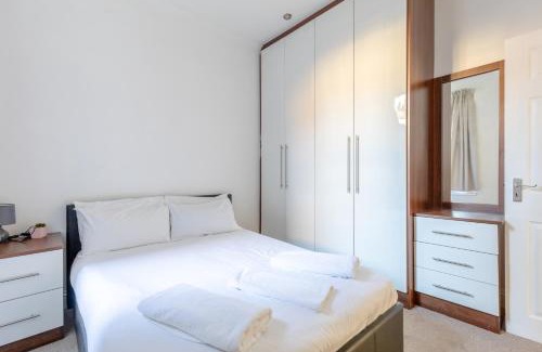 Battersea Apartment | Spacious 1BD Flat 10 mins from Battersea Park!