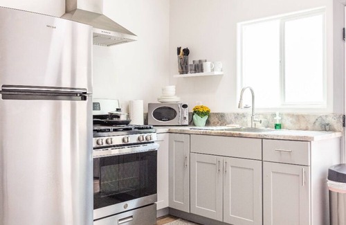 Baldwin Park House | Spacious 1bedroom guest house home with hot tub and full kitchen.
