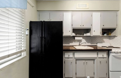 Downtown Hollywood Apartment | Spacious 1BR in Hollywood FL Pet-friendly, Parking