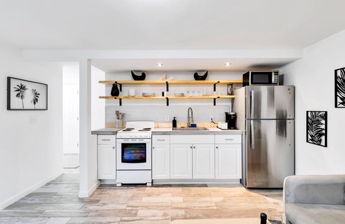 Lake Worth Apartment | Spacious 1BR Near Downtown & Water w/Full Kitchen