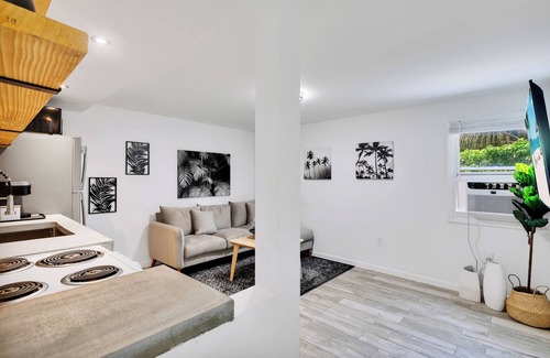 Lake Worth Apartment | Spacious 1BR Near Downtown & Water w/Full Kitchen
