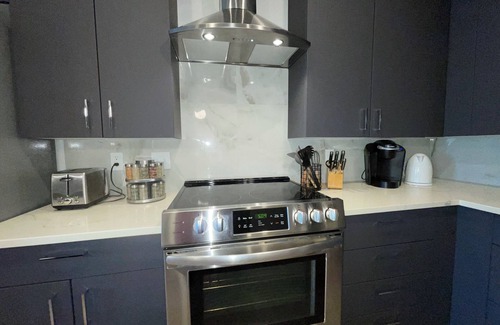 Midtown Condo | Spacious 1BR w Sleeper Sofa and Pool/Gym-Walk to Vandy-Minutes to Broadway