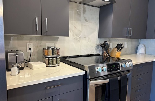 Midtown Condo | Spacious 1BR w Sleeper Sofa and Pool/Gym-Walk to Vandy-Minutes to Broadway