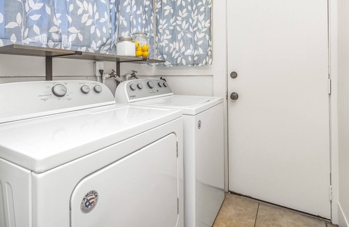 Tower District House | Spacious 2 BD W Fast WiFi-Perfect for Longer Stays