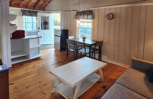 Ocean Park Cottage | Spacious 2 bedroom cabin, 50ft from the beach