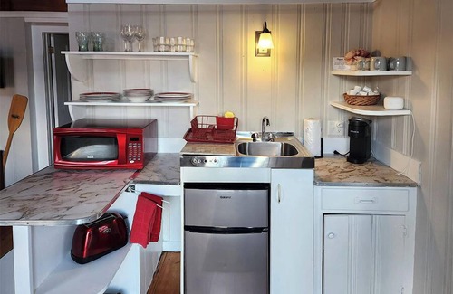Ocean Park Cottage | Spacious 2 bedroom cabin, 50ft from the beach