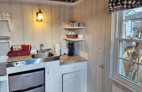 Ocean Park Cottage | Spacious 2 bedroom cabin, 50ft from the beach