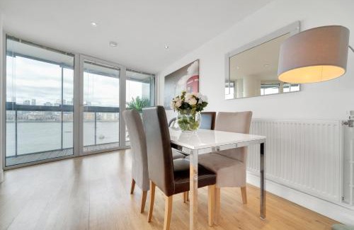 Greenwich West Apartment | Spacious 2-Bed 2-Bath Apartment with River Views - Greenwich London Ideal for Business Leisure & Long Stays